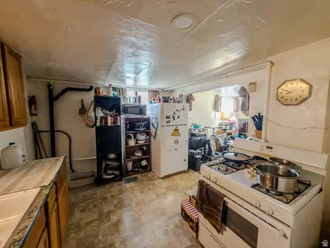 Kitchen - 625 S 200 E, Springville, UT 84663 photo 10 of 11