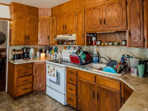 Kitchen - 625 S 200 E, Springville, UT 84663 photo 2 of 11