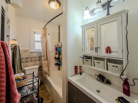Bath - 625 S 200 E, Springville, UT 84663 photo 3 of 6