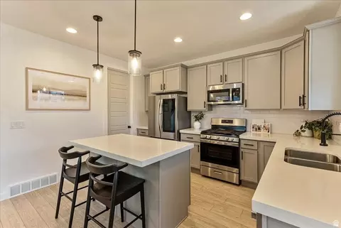 4392 W Bergen Ln, Lehi, UT 84043