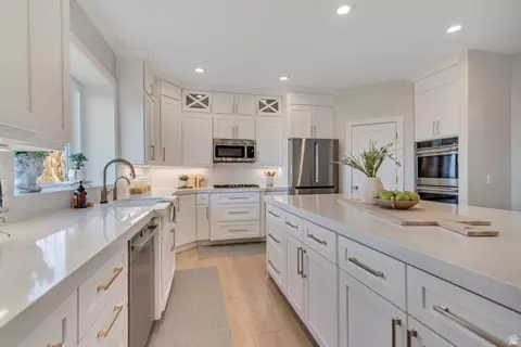 Kitchen - 329 E Brown Farm Ln S, Draper, UT 84020 photo 2 of 4