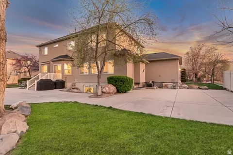 Exterior - 329 E Brown Farm Ln S, Draper, UT 84020 photo 4 of 11