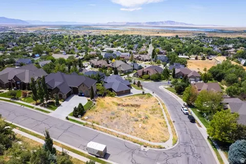 145 E Ford Canyon Dr, Centerville, UT 84014