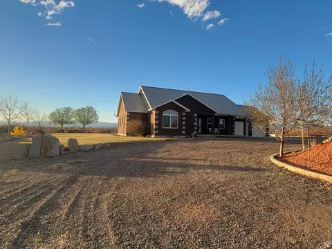 Exterior - 9755 E 4000 N, Lapoint, UT 84039 photo 19 of 28