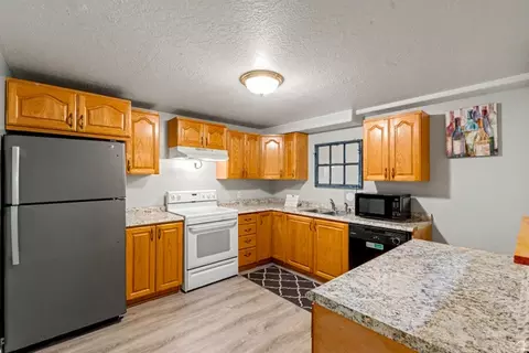 Kitchen - 1761 S Davis Blvd E, Bountiful, UT 84010 photo 2 of 2