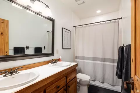 Bath - 277 E Crestview Dr, Wanship, UT 84017 photo 4 of 5