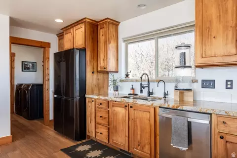 Kitchen - 277 E Crestview Dr, Wanship, UT 84017 photo 5 of 6