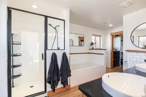 Bath - 277 E Crestview Dr, Wanship, UT 84017 photo 2 of 5