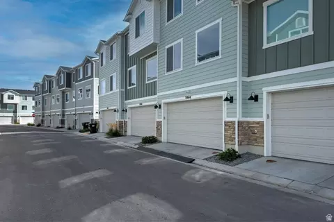 Exterior - 3944 N Eagle Point Ln N, Eagle Mountain, UT 84005 photo 4 of 8