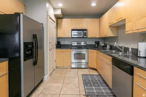 Kitchen - 51 W Stauffer Ln S, Murray, UT 84107 photo 4 of 4