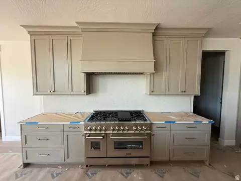Kitchen - 286 W Summerhill Ln, Centerville, UT 84014 photo 3 of 5