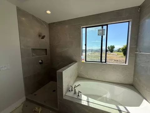 Bath - 286 W Summerhill Ln, Centerville, UT 84014 photo 3 of 7
