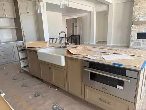 Kitchen - 286 W Summerhill Ln, Centerville, UT 84014 photo 1 of 5