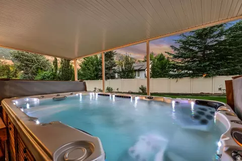 Exterior - 2148 E Pinecrest Ln S, Sandy, UT 84092 photo 3 of 7