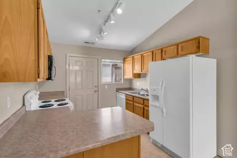 Kitchen - 700 N Main St #E6, Washington, UT 84780 photo 2 of 2