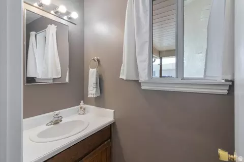 Bath - 488 E 200 S #5B, Clearfield, UT 84015 photo 3 of 3
