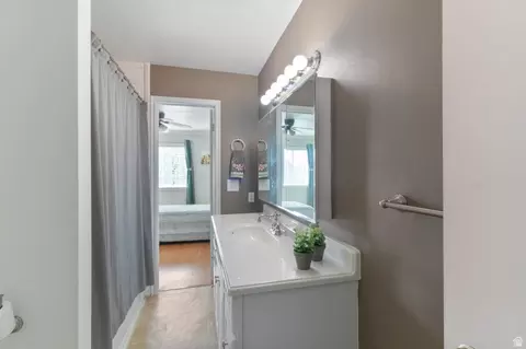 Bath - 488 E 200 S #5B, Clearfield, UT 84015 photo 2 of 3
