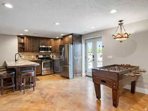 Kitchen - 3050 N Bronzewood Cir, Erda, UT 84074 photo 4 of 5