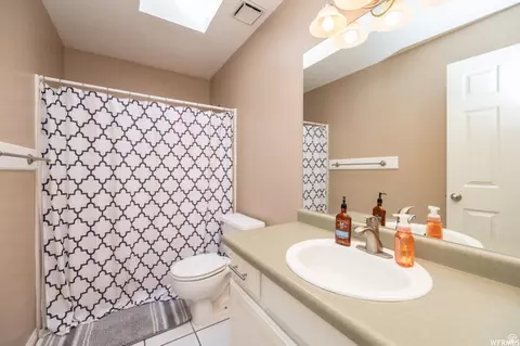 Bath - 910 W Brandermill Cv S, Murray, UT 84123 photo 2 of 3