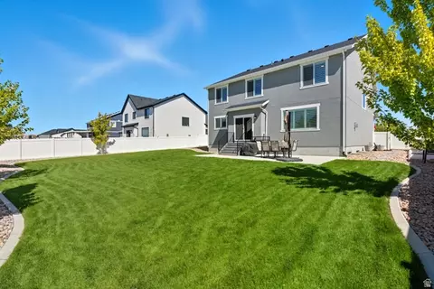 Exterior - 572 S Chamberlain St, Mapleton, UT 84664 photo 8 of 14