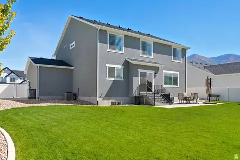 Exterior - 572 S Chamberlain St, Mapleton, UT 84664 photo 6 of 14