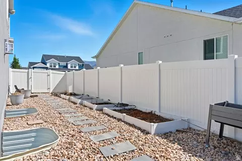 Exterior - 572 S Chamberlain St, Mapleton, UT 84664 photo 3 of 14
