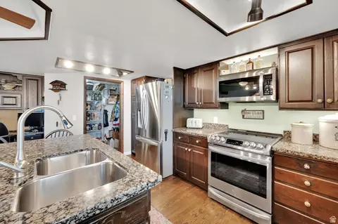 Kitchen - 698 E 200 S, Bountiful, UT 84010 photo 4 of 5