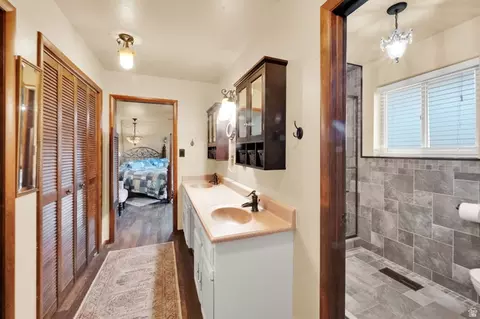Bath - 698 E 200 S, Bountiful, UT 84010 photo 2 of 6
