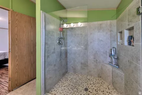 Bath - 3453 Lemon Ln, Moab, UT 84532 photo 1 of 3