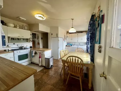 Kitchen - 384 Tusher St, Moab, UT 84532 photo 3 of 4