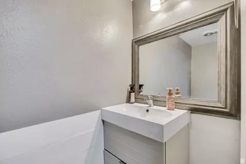 Bath - 5189 S Gravenstein Park W, Murray, UT 84123 photo 4 of 4