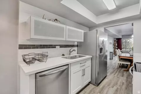 Kitchen - 5189 S Gravenstein Park W, Murray, UT 84123 photo 1 of 2