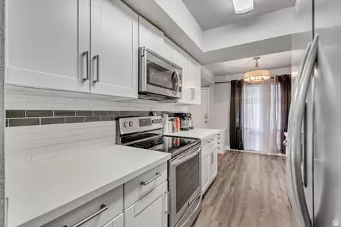 Kitchen - 5189 S Gravenstein Park W, Murray, UT 84123 photo 2 of 2