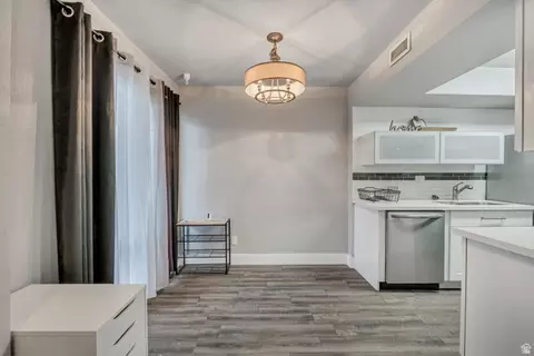 Dining - 5189 S Gravenstein Park W, Murray, UT 84123 photo 1 of 2