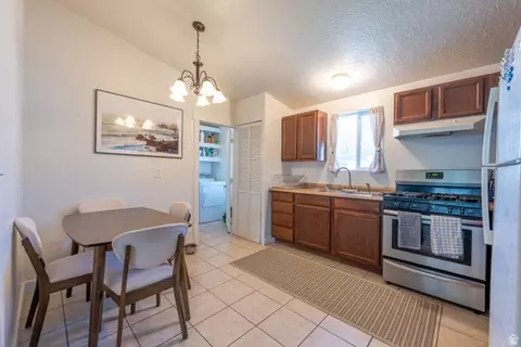 17 W Tiny Wood Dr S, Sandy, UT 84070