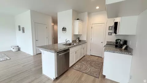 Kitchen - 5124 E Lakefield Dr, Eagle Mountain, UT 84005 photo 4 of 5
