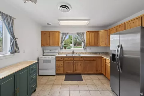 Kitchen - 430 Ute Cir, Moab, UT 84532 photo 2 of 3
