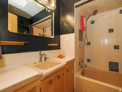 Bath - 6030 E Red Hill Ln, Emigration Canyon, UT 84108 photo 1 of 1