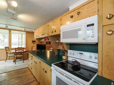 Kitchen - 6030 E Red Hill Ln, Emigration Canyon, UT 84108 photo 3 of 4