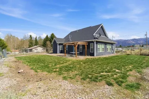 Exterior - 174 S Pine Valley Dr E, Pine Valley, UT 84781 photo 4 of 9