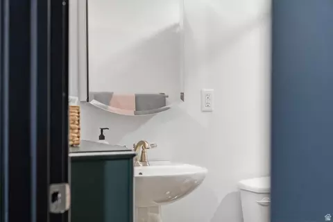 Bath - 174 S Pine Valley Dr E, Pine Valley, UT 84781 photo 3 of 4