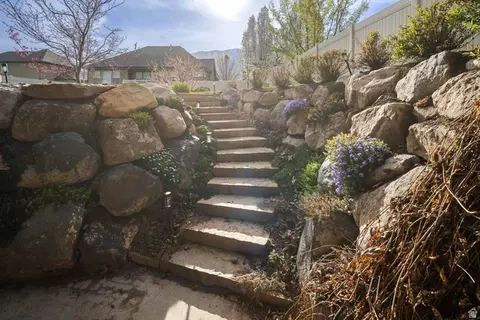 Exterior - 1997 W Crescent Dr, Mapleton, UT 84664 photo 2 of 5