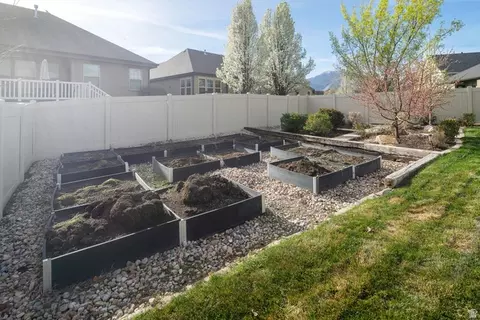 Exterior - 1997 W Crescent Dr, Mapleton, UT 84664 photo 4 of 5