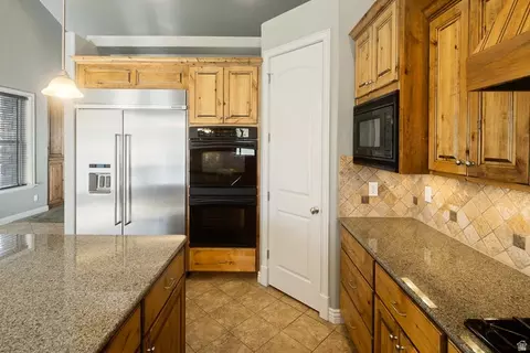 Kitchen - 1997 W Crescent Dr, Mapleton, UT 84664 photo 2 of 3