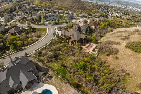 367 E Hidden Lake Dr, Bountiful, UT 84010 photo 2