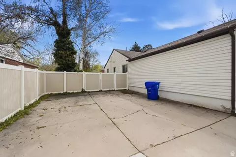 Exterior - 1795 S 200 W, Bountiful, UT 84010 photo 5 of 11