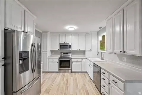 Kitchen - 2196 E Thistlewood Way S, Sandy, UT 84092 photo 3 of 5