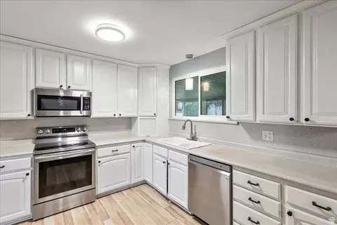 Kitchen - 2196 E Thistlewood Way S, Sandy, UT 84092 photo 4 of 5