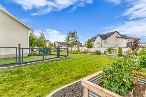Exterior - 2454 W Jackson St, Mapleton, UT 84664 photo 4 of 16