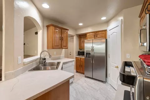 Kitchen - 802 Brookside Ct, Payson, UT 84651 photo 2 of 5